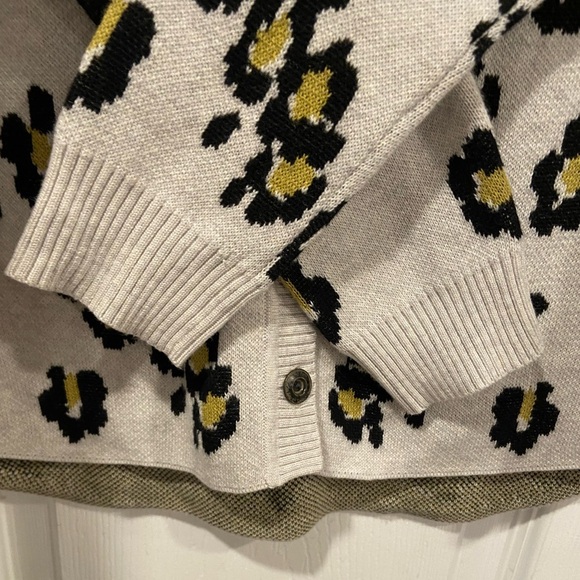 Cabi Kiki Leopard Print V Neck Button Front Knit Cardigan Gray Black Size S - Picture 3 of 12